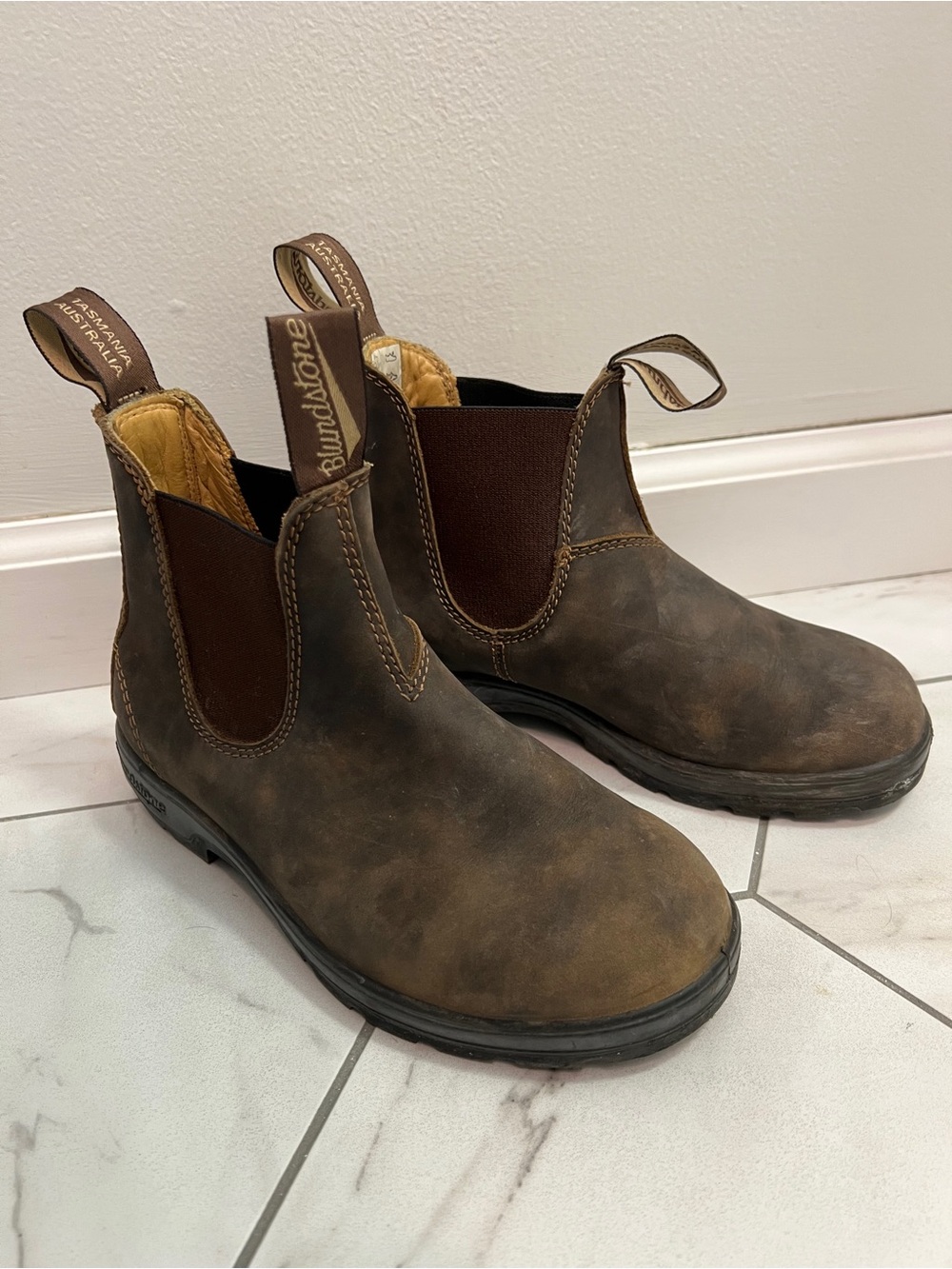 Blundstone 585 Rustic Brown
Premium Leather Chelsea Boots Size 6.5 Womens